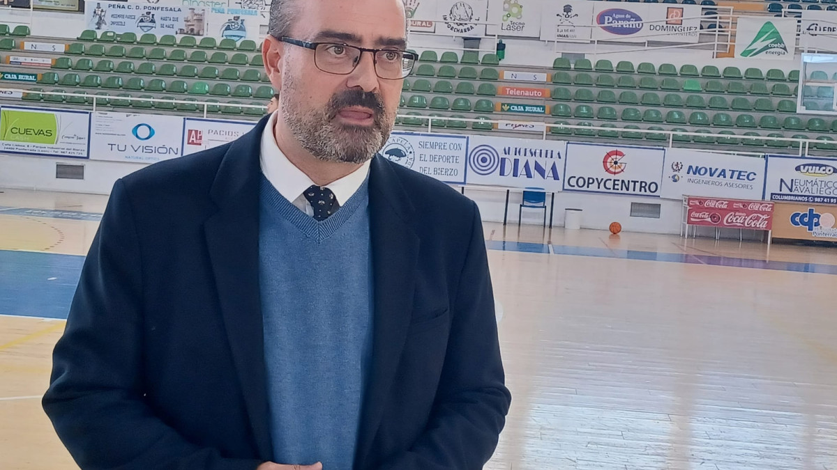 Imagen: Marco Morala, alcalde de Ponferrada, informando sobre la ZBE