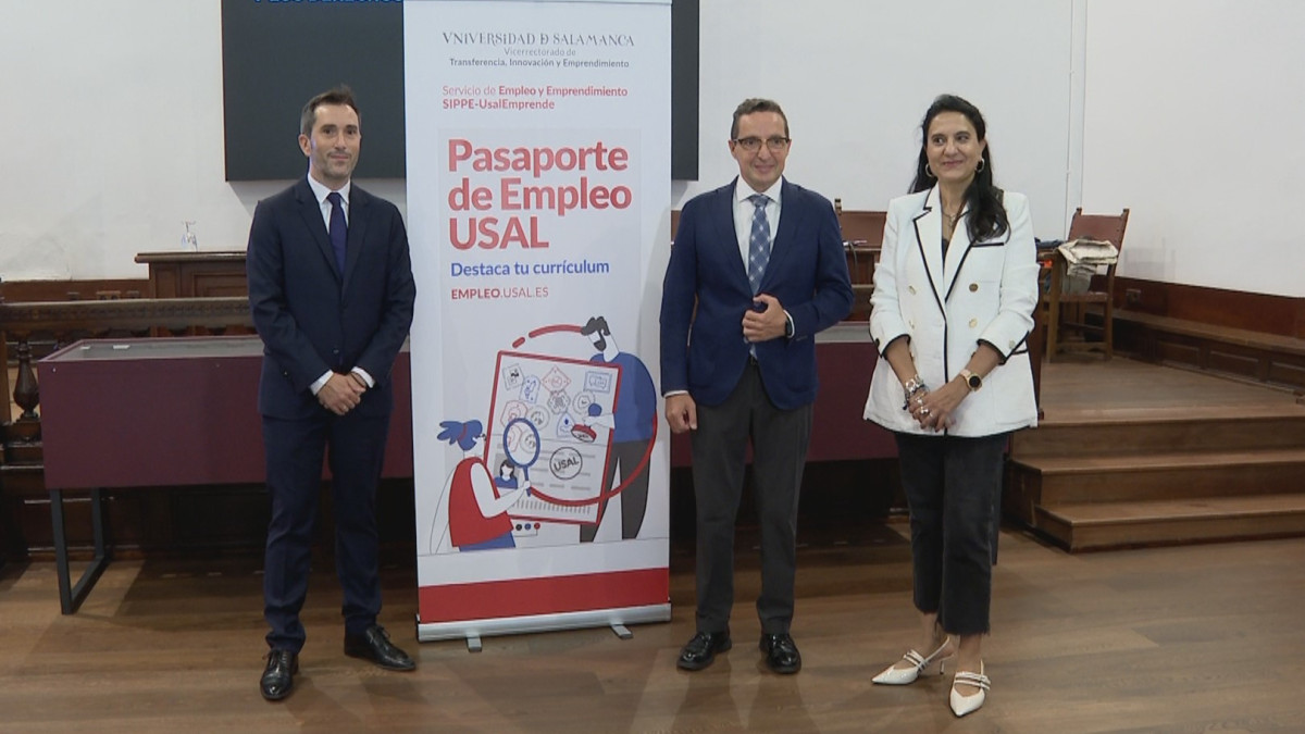 Imagen: En el centro el Rector de la USAL, Juan Manuel Corchado, durante la presentación del Pasaporte de Empleo.