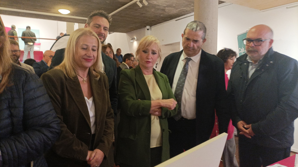 Imagen: La consejera de Industria, Comercio y Empleo, Leticia García, en el centro de la imagen, durante la inauguración de la jornada.