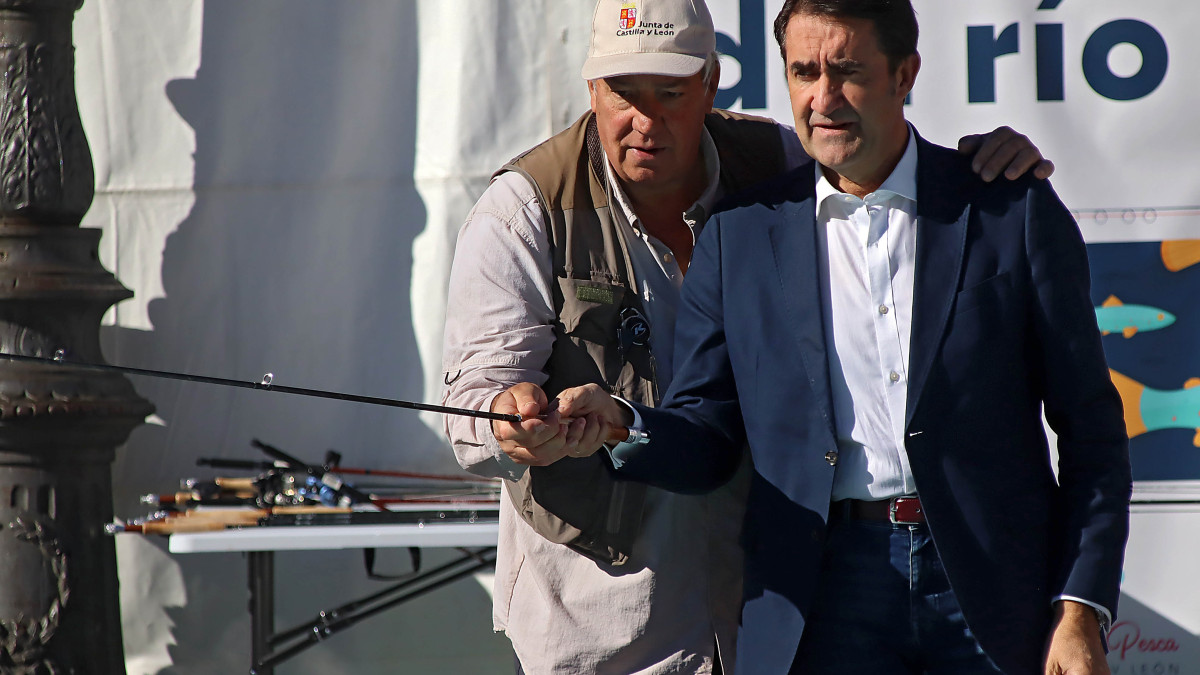 Imagen: El consejero de Medio Ambiente, Vivienda y Ordenación del Territorio, Juan Carlos Suárez-Quiñones, asiste al Taller práctico `Aprende a pescar´ / Peio García-ICAL 