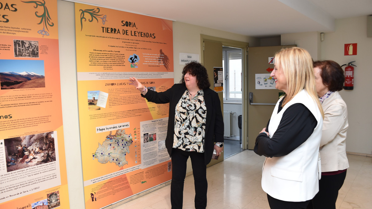 Imagen: La delegada territorial de Soria, Yolanda de Gregorio, ha presentado en la Biblioteca Pública la exposición. 