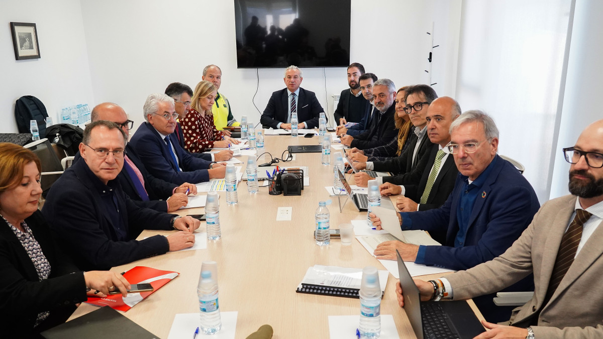 Imagen: El delegado del Gobierno en Castilla y León, Nicanor Sen, ha presidido hoy la Comisión de Asistencia en materia de vialidad invernal, celebrada en el Centro de Conservación de Carreteras de León / ICAL-Campillo