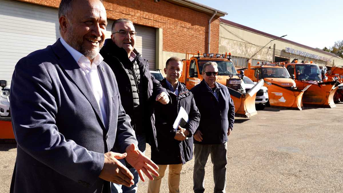 Imagen: El presidente de la institución provincial, Gerardo Álvarez Courel, acompañado por el diputado de Infraestructuras, Roberto Aller, presentan la campaña de vialidad invernal 2024/25 / ICAL