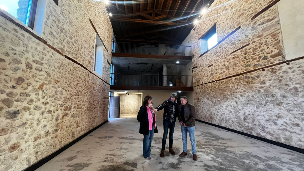 Imagen: El alcalde, Carlos Martínez, ha acudido al Trinquete junto con el presidente de la Asociación de Vecinos del Casco Viejo, David Sanandrés