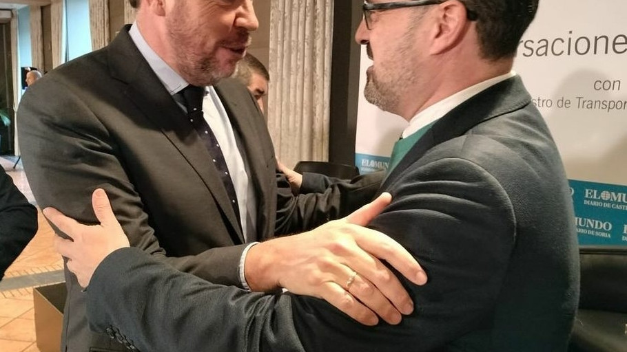 Imagen: Óscar Puente, ministro de Transportes, y Marco Morala, alcalde de Ponferrada, en el Foro de El Mundo en Valladolid
