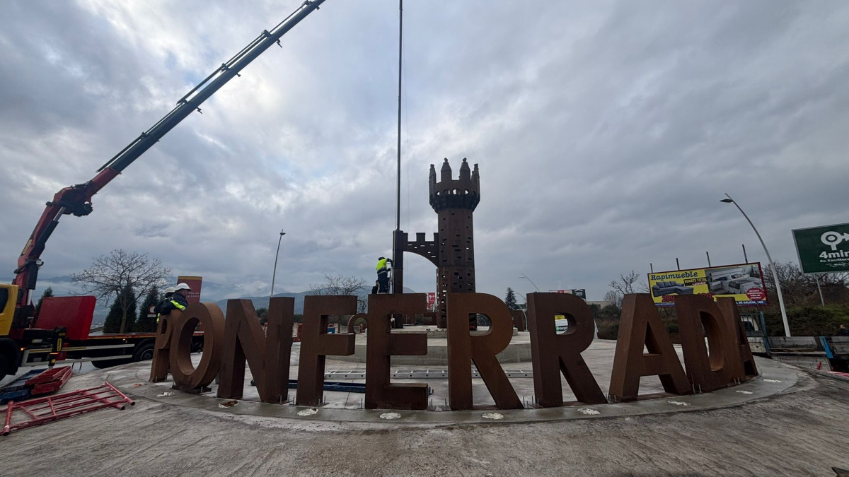 Imagen: Obras en la glorieta de acceso a Ponferrada por Montearenas