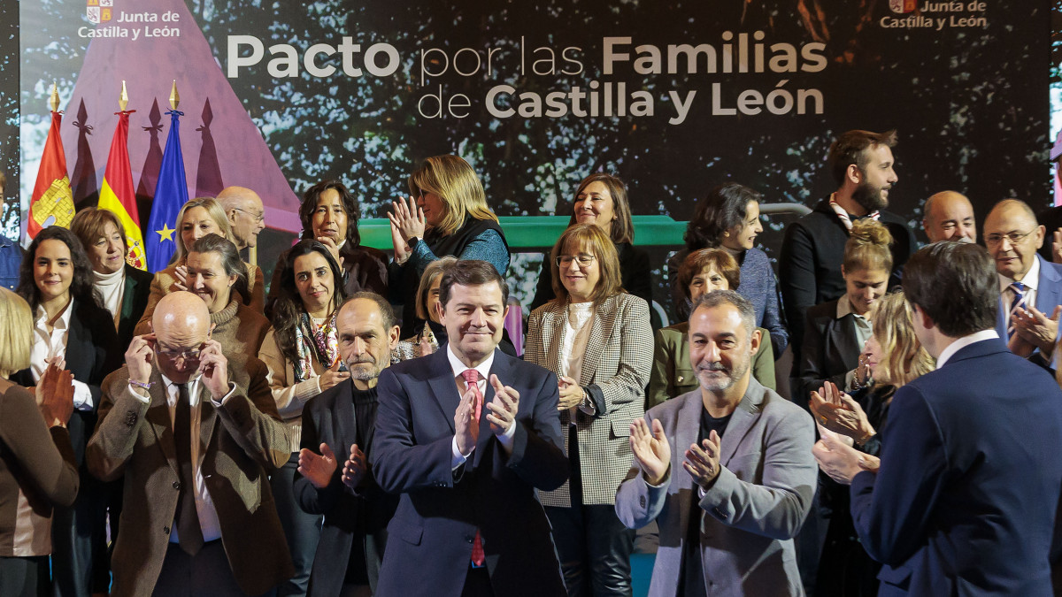 Imagen: JCyL | Alfonso Fernández Mañueco y representantes de entidades sociales durante la firma del pacto social por las familias en Valladolid.