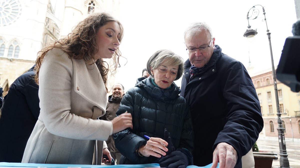 Imagen: Campillo - La presidenta del PP de León y vicesecretaria de Sanidad y Educación, Ester Muñoz, ofrece una valoración de la actualidad política ante los medios de comunicación. Junto a ella, el senador Antonio Silván, y la concejala, Ana Franco