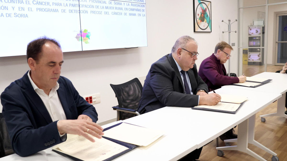 Imagen: Benito Serrano, presidente de la Diputación, el consejero de Sanidad, Alejandro Vázquez, y el presidente de la Junta Provincial de la Asociación Española Contra el Cáncer (AECC), Jesús Manuel Aguarón Pérez, en la firma del protocolo. 