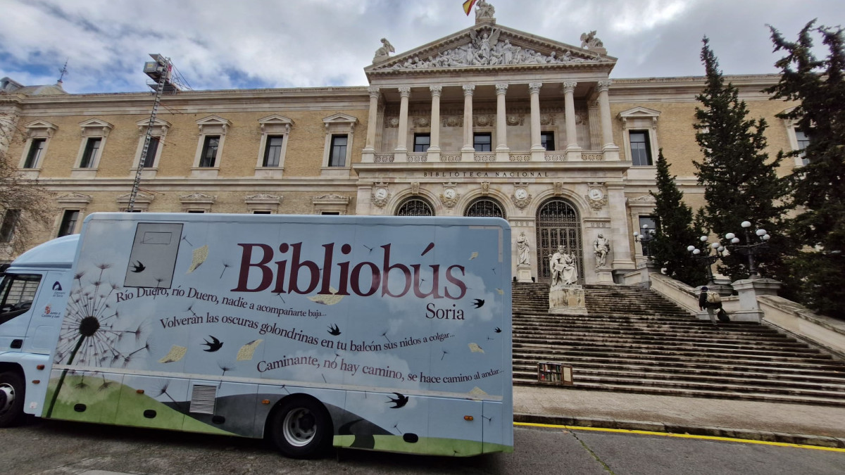 Imagen: El bibliobús de la Diputación junto a la fachada de la Biblioteca Nacional de España. 