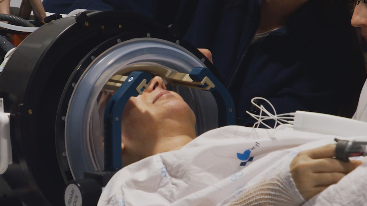 Imagen: Una paciente durante su tratamiento con la nueva tecnología HIFU.