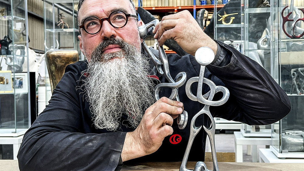 Imagen: El artista Óscar Martín posa junto al galardón de los Premios Diagnóstico,