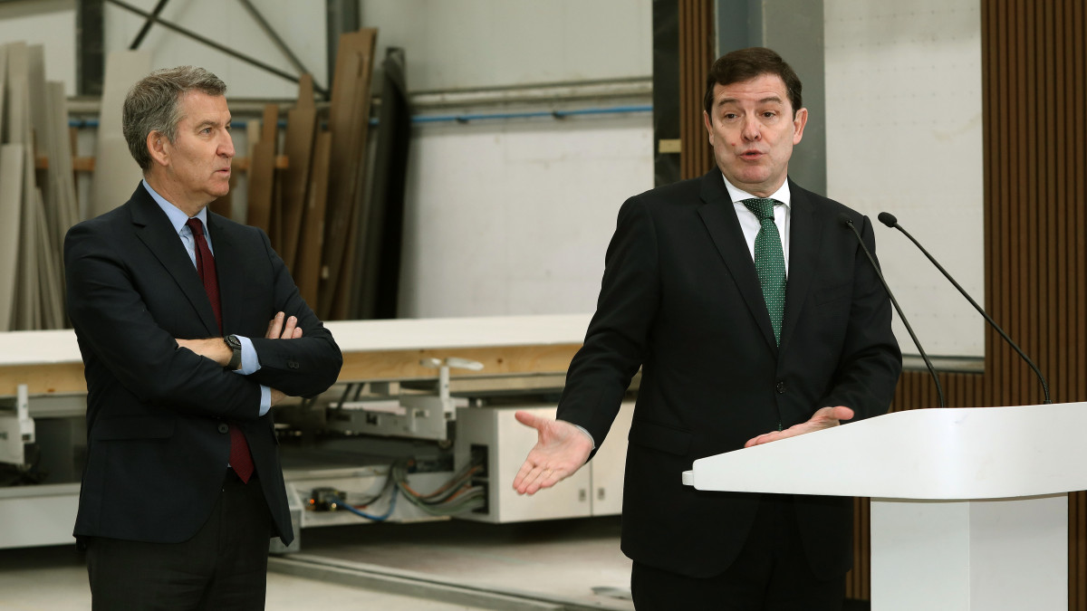 Imagen: Brágimo / ICAL. El presidente del Partido Popular, Alberto Núñez Feijóo; y el presidente de la Junta de Castilla y León y del PP regional, Alfonso Fernández Mañueco(D), visitan la empresa Medgon, en Carrión de los Condes, (Palencia)