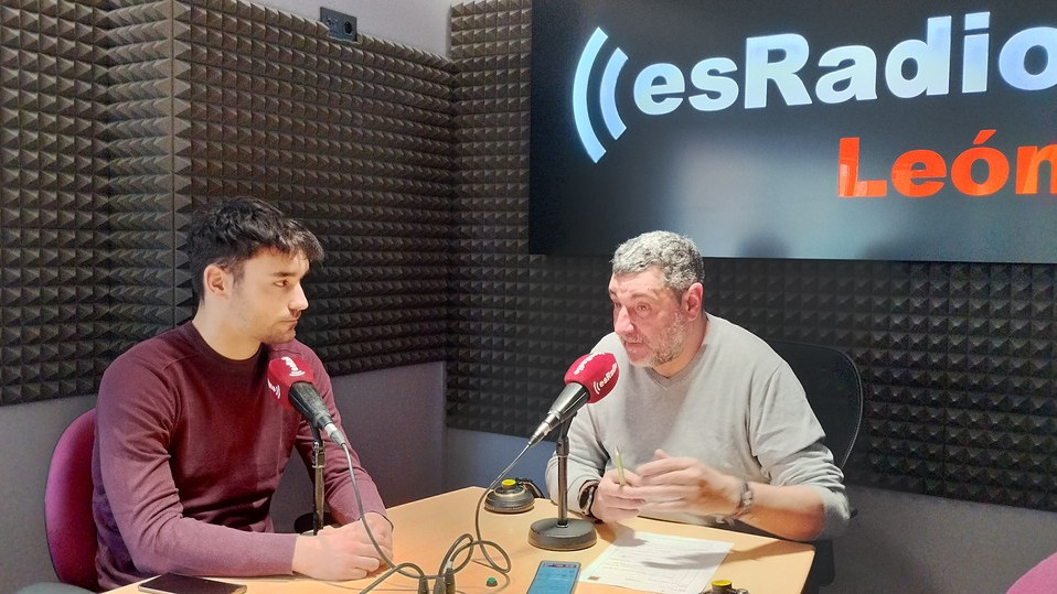 Imagen: El nutricionista Daniel Fernández durante la entrevista en el programa Manos Arriba de EsRadio León 