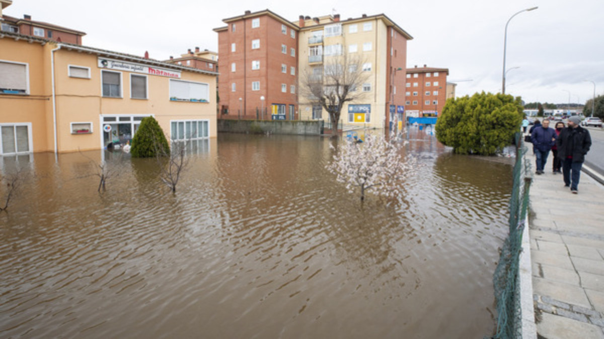 Imagen: ICAL | Ávila - Garajes y establecimientos han amanecido anegados por un río que duplica el caudal máximo de marzo