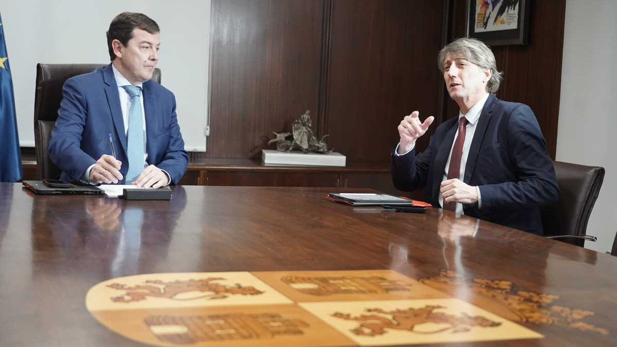 Imagen: El presidente de la Junta, Alfonso Fernández Mañueco, en la reunión tras el Debate de Estado de la Comunidad con Carlos Martínez, secretario general del PSOE de Castilla y León | ICAL