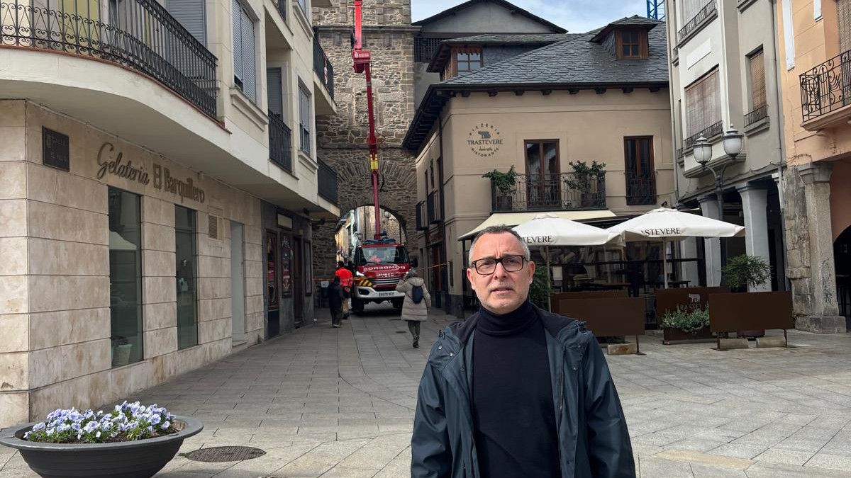 Imagen: , Carlos Cortina, delante de la Torre del Reloj de Ponferrada