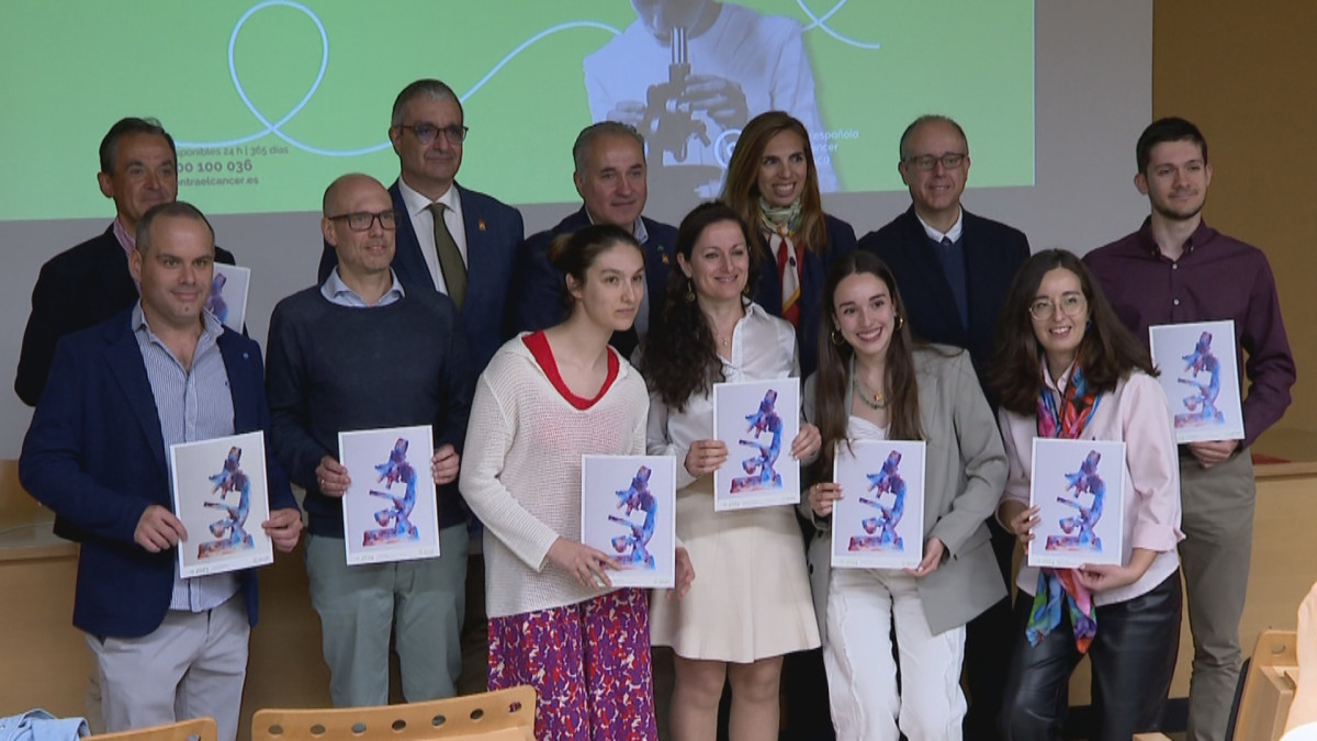 Imagen: Entrega de diplomas a los representantes de los proyectos de investigación financiados por AECC