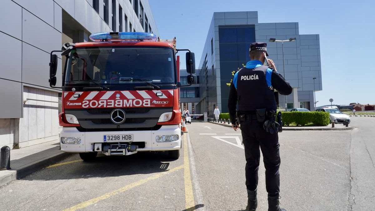 Imagen: ICAL / Apagón a nivel nacional en León. En la imagen, Bomberos de León y Policía Local en el Hospital de León