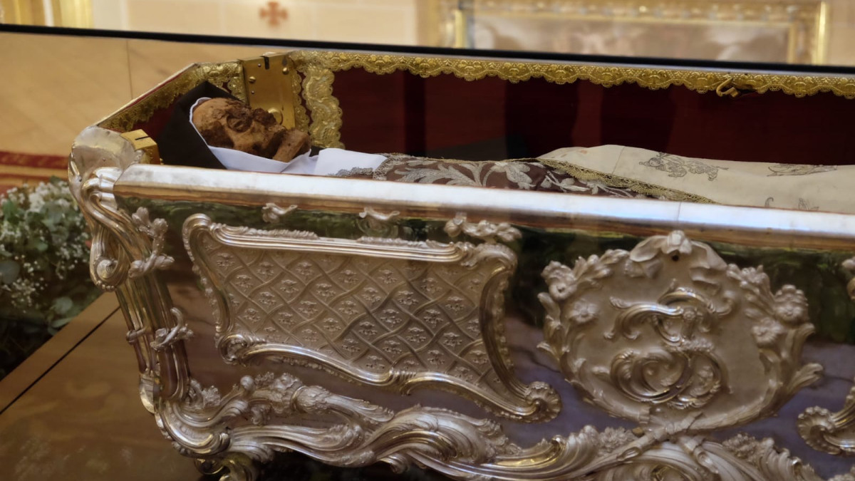 Imagen: ICAL, Sepulcro de Santa Teresa expuesto en Alba de Tormes, Salamanca