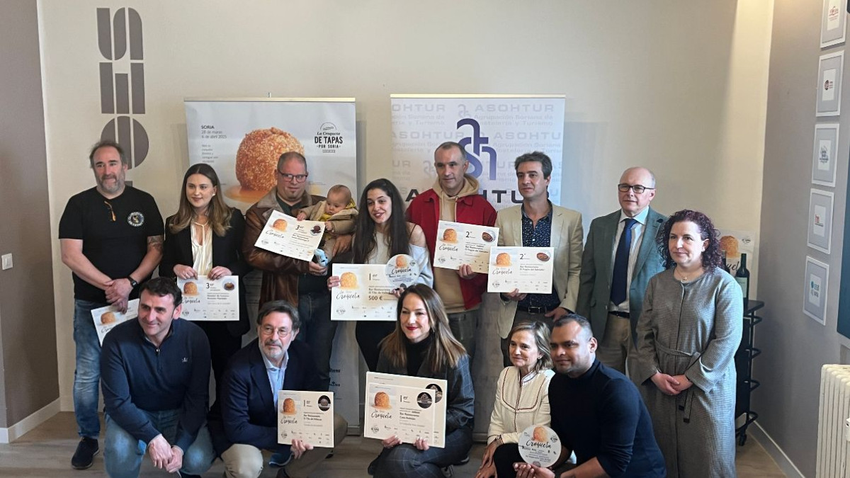 Imagen: Foto grupal de los ganadores y finalistas de todas las categorías. 