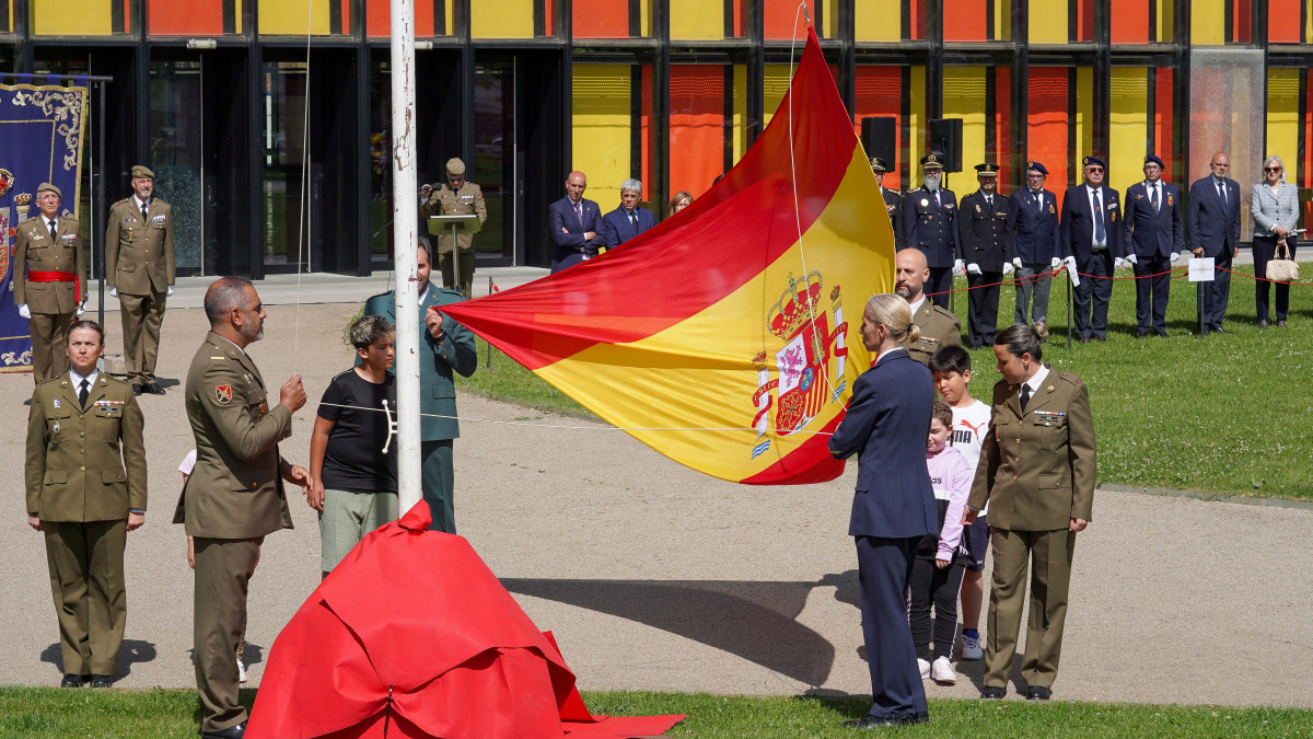 Imagen: El General Jefe del Mando de Artillería de Campaña y Comandante Militar de León, Antonio Mongío, preside un acto de izado de bandera con motivo de  la celebración del Día de las Fuerzas Armadas