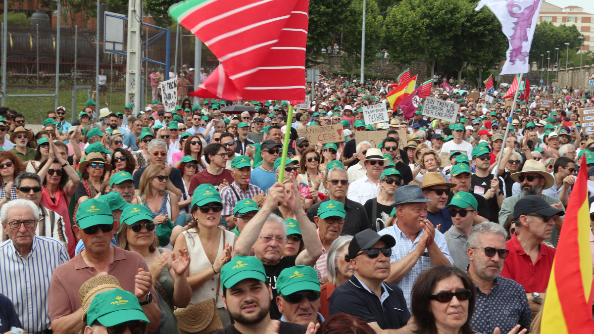 Imagen: ICAL. Concentración en Zamora de este domingo contra la supresión de paradas de AVE