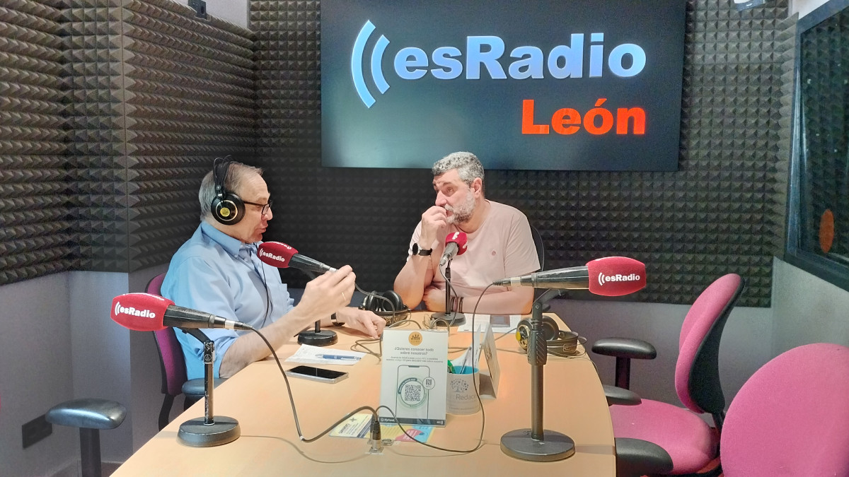 Imagen:  El doctor Antonio Martínez durante la entrevista en el programa Manos Arriba de Es Radio León