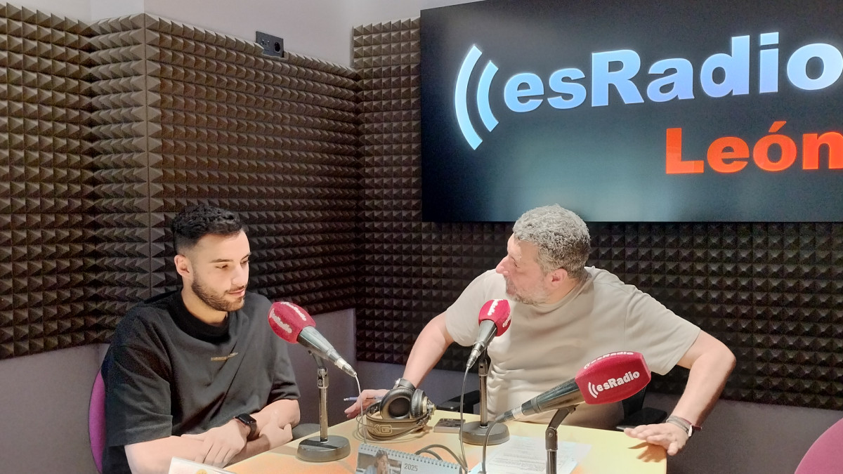 Imagen: Raúl García, actual portero titular del FC Vizela portugués, durante la entrevista en el programa Manos Arriba de EsRadio León