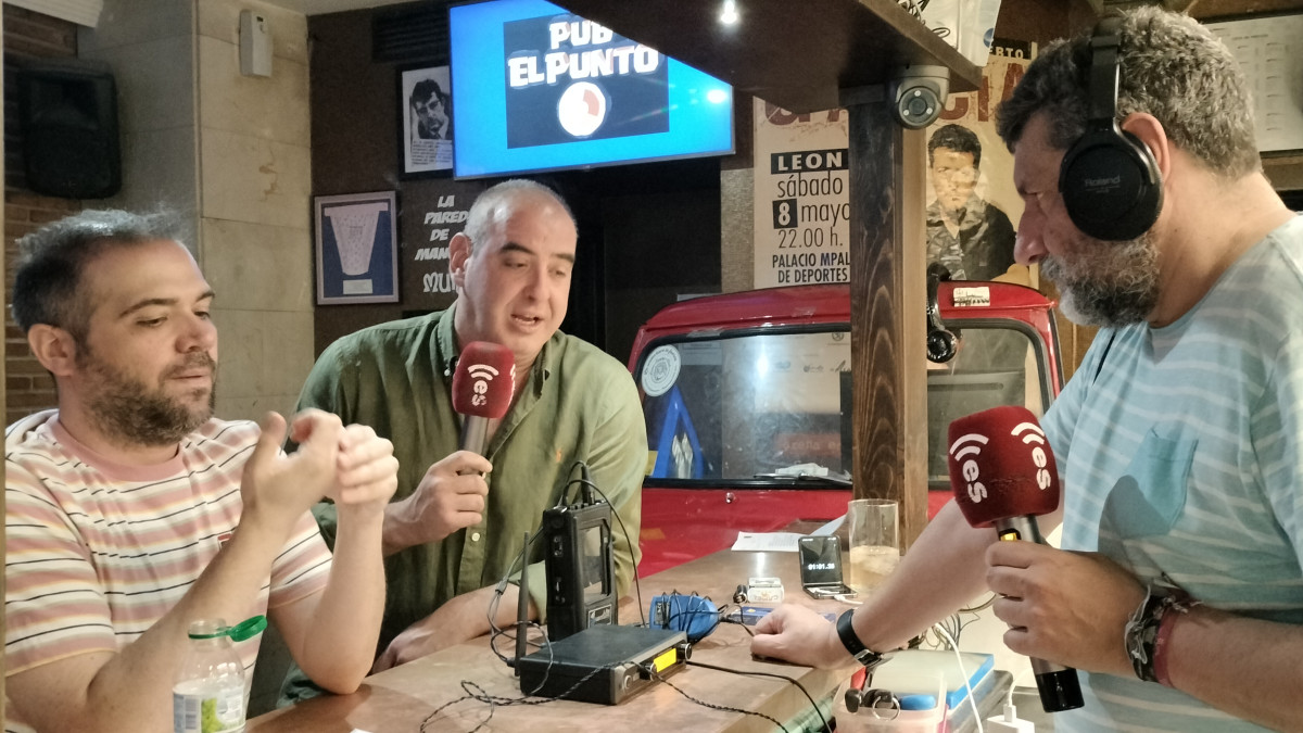 Imagen: Javier Saenz de Miera y Víctor Seco, gerente y camarero del pub el Punto durante la entrevista en el programa Manos Arriba