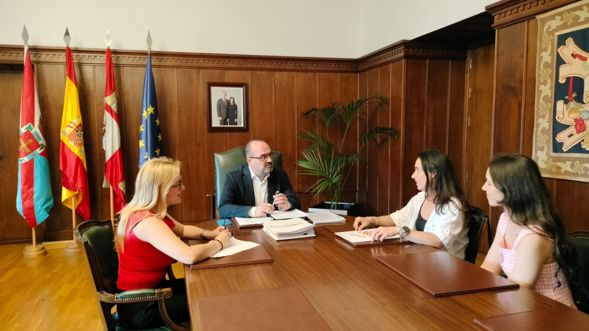 Imagen: Reunión en el Ayuntamiento de Ponferrada