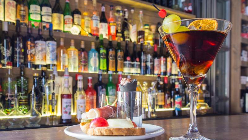 Imagen: Imagen de uno de los vermuts que se pueden disfrutar en la vermutería Cervantes junto con una tapa 