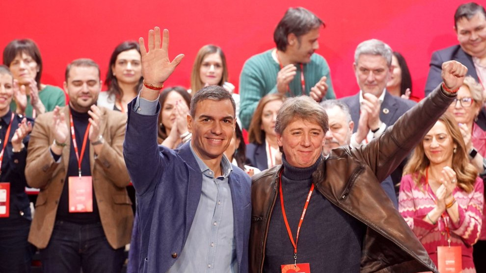 Imagen: El secretario general del PSCyL, Carlos Martínez, y el secretario general y presidente del Gobierno, Pedro Sánchez /El Diario de León.