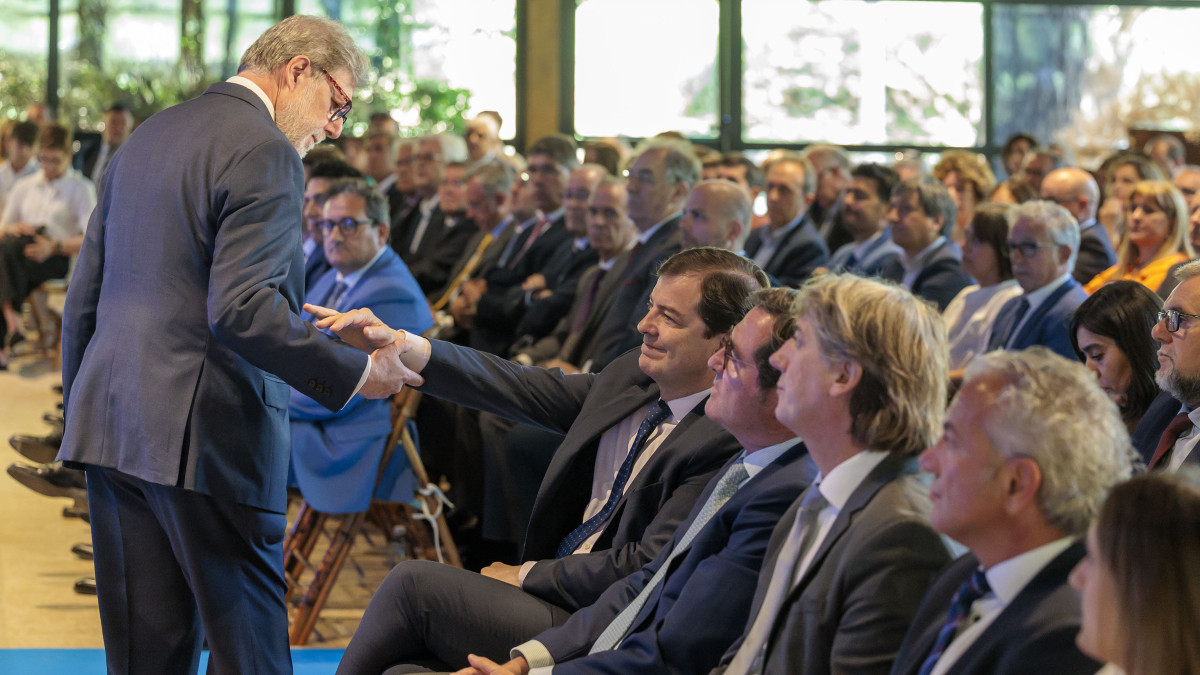 Imagen: JCyL | El presidente de la Junta, Alfonso Fernández Mañueco durante losXXXII Premios CEOE Castilla y León en Soria, estrecha la mano a Santiago Aparicio, presidente autonómico de la patronal.