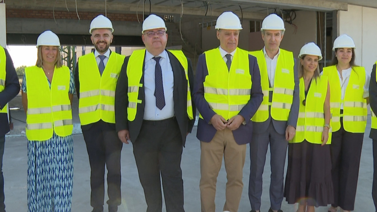 Imagen: El Consejero de Sanidad y el Alcalde, en el medio, durante su visita a las obras del Centro de salud de Prosperidad
