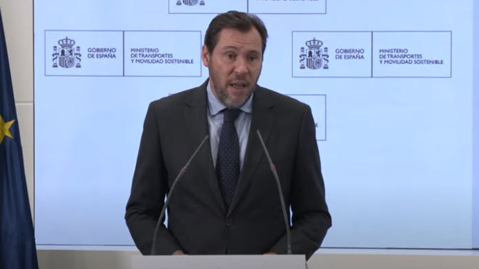 Imagen: El Ministro de Transportes y Movilidad Sostenible, Óscar Puente, durante su intervención en el Ministerio anunciando las novedades en materia ferroviaria.