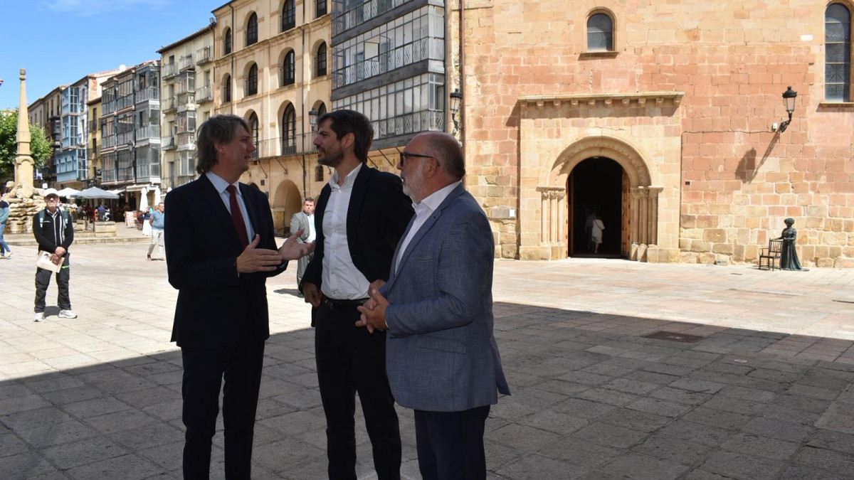 Imagen: Carlos Martínez, alcalde de Soria, junto a Ernest Urtasun, ministro de Cultura, y Miguel Latorre, subdelegado del Gobierno. 