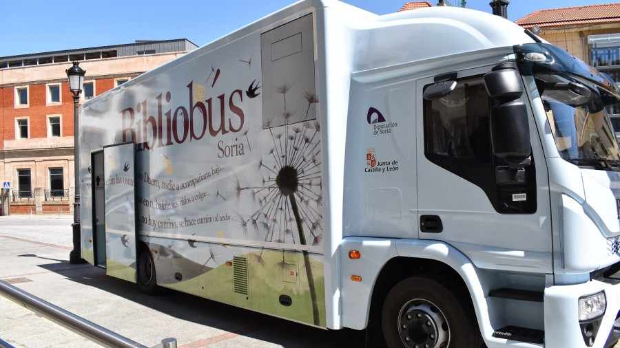 Imagen: El servicio de Bibliobuses de la Diputación de Soria se refuerza cada verano para llegar a más localidades. 