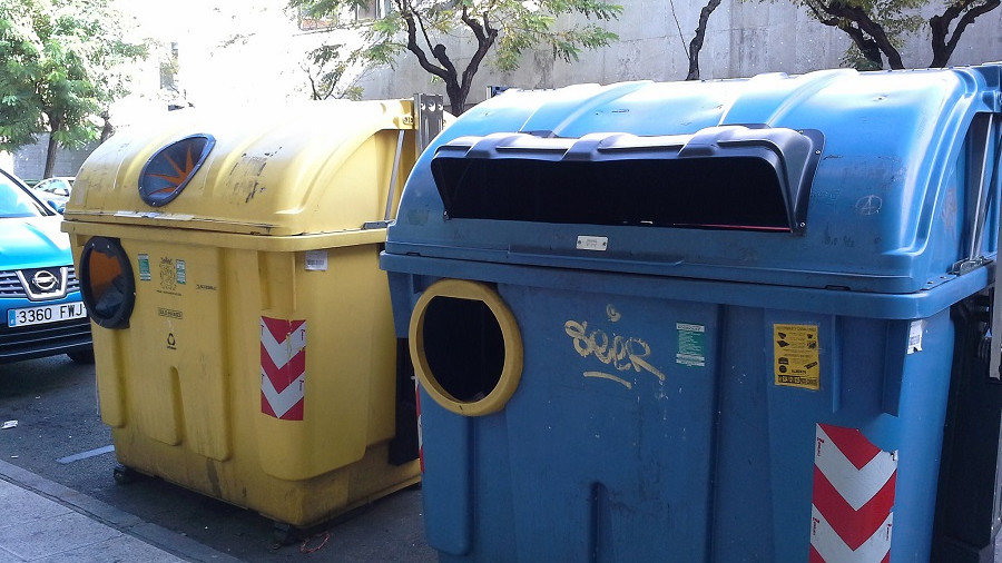 Imagen: Contenedores de papel y de envases en León.
