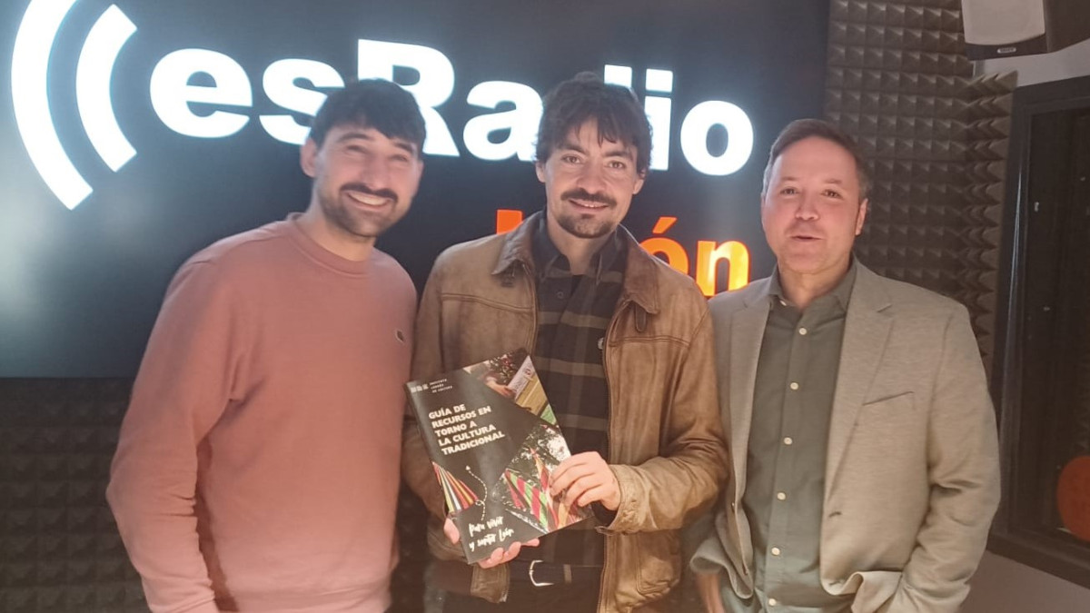 Imagen: Emilio Gancedo, coordinador de Proyectos y Actividades del ILC junto a Arturo Martínez y Santi Fernández