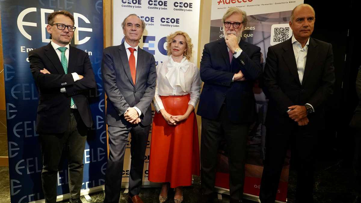 Imagen: El presidente de la Conferencia Española de Organizaciones Empresariales de Castilla y León, Santiago Aparicio, el presidente de la Federación Leonesa de Empresarios, Juan María Vallejo, y el secretario general de Adecco Group, Santiago Soler, inauguran la jornada ‘Absentismo: un reto empresarial’
