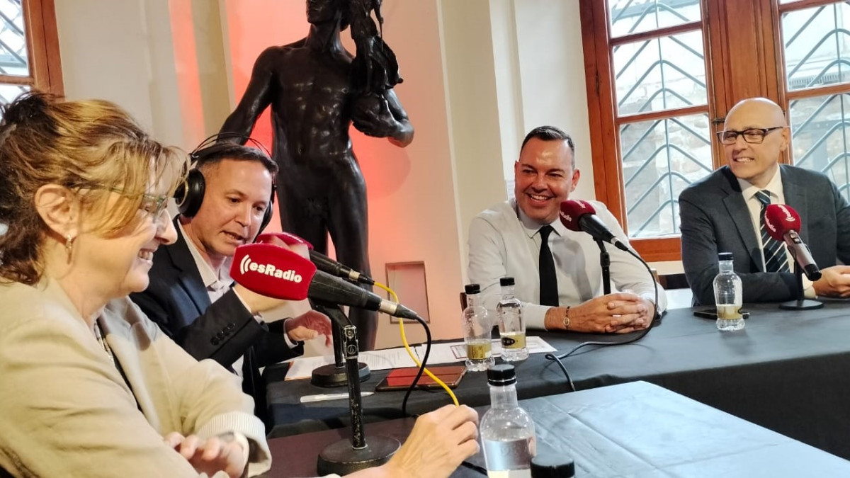 Imagen: El presentador de Es la Mañana de León, Arturo Martínez, acompañado por el director de Es Radio León, Juan Francisco Martín y el colaborar Benjamín Diaz, durante la presentación de la nueva temporada de Es Radio León.