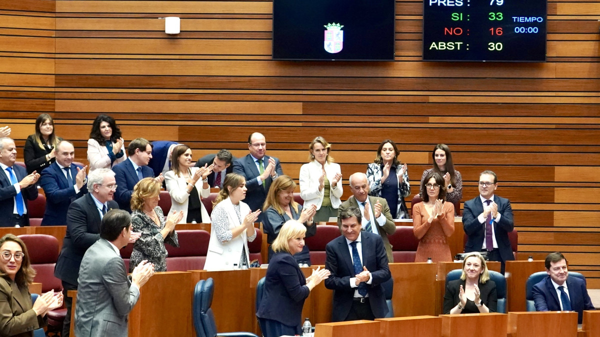 Imagen: ICAL | El consejero de Economía Carlos Fernández Carriedo recibe el aplauso de su grupo parlamentario tras la aprobación del techo de gasto Miriam Chacón