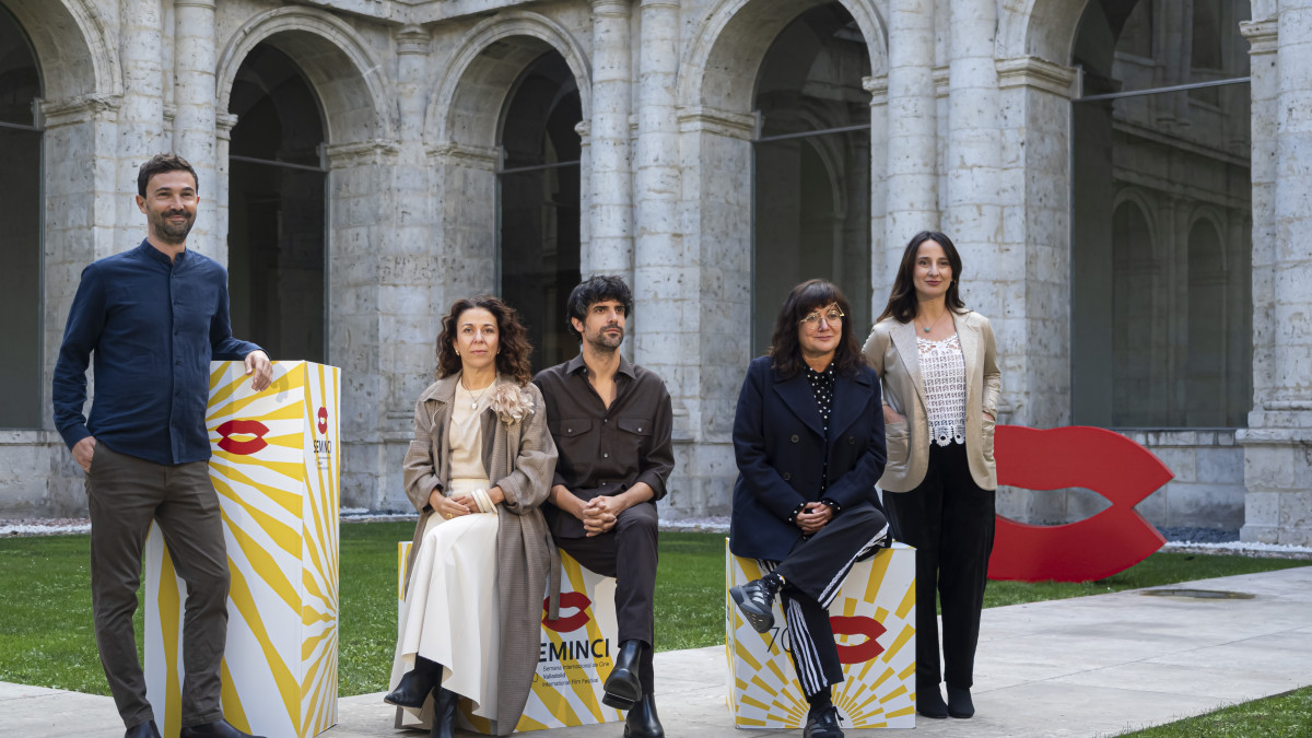 Imagen: ICAL. Arranca la 70ª edición de Seminci. Isabel Coixet, Francesco Carril (actor) y Marisa Fernández Armenteros, Alex Lafuente, Sandra Hermida (productores), y el director de la Seminci, José Luis Cienfuegos