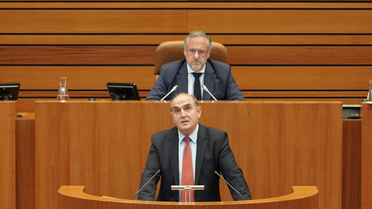 Imagen: ICAL. El Procurador del Común, Tomás Quintana, en el pleno de las cortes para dar cuenta del informe de quejas de 2023.