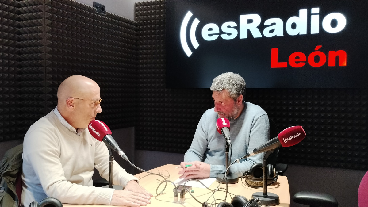 Imagen:  Juan Mateo Fernández, director de la Residencia Geriátrica Arroyo de Valdearcos, en Fresno de la Vega, durante la entrevista en el programa Manos Arriba