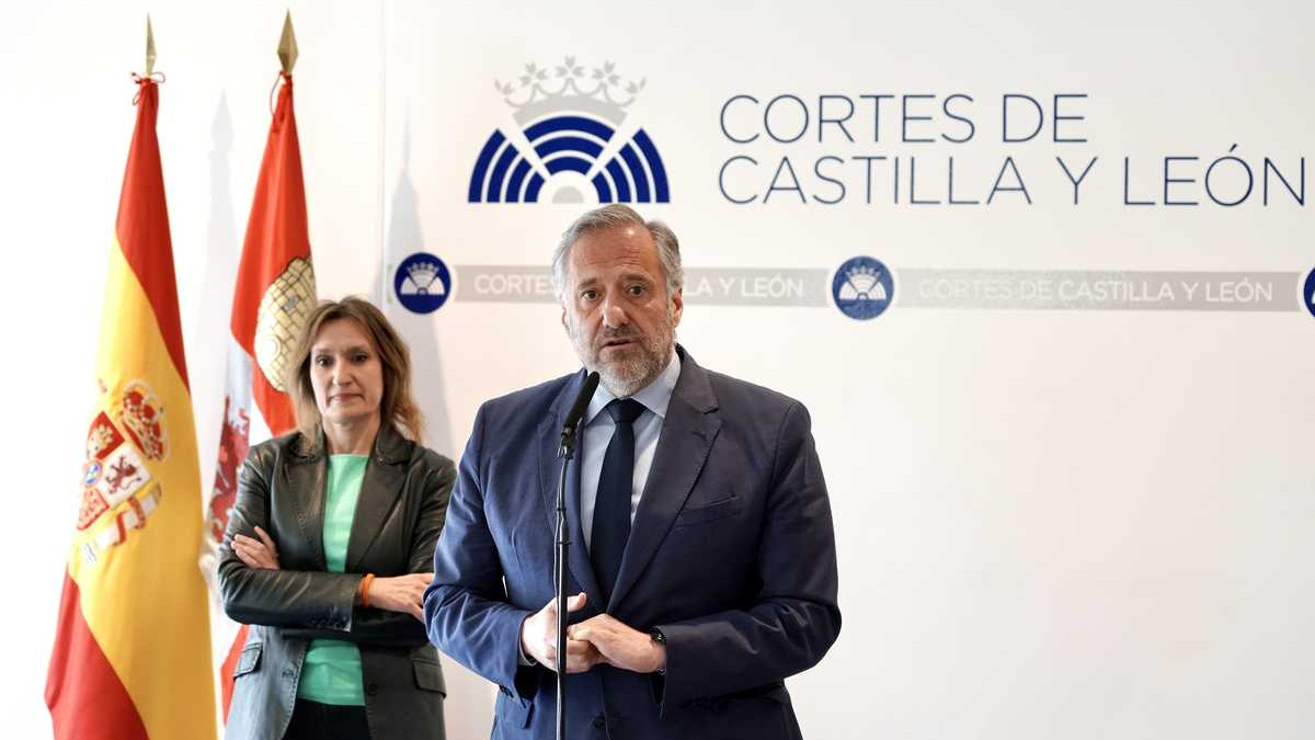 Imagen: ICAL. El presidente de las Cortes, Carlos Pollán, acompañado de la consejera de Educación, Rocío Lucas.