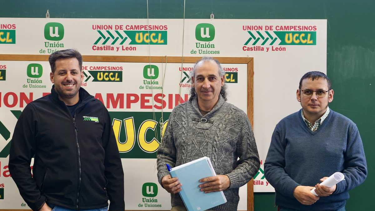 Imagen: ICAL. De izquierda a derecha: David Alonso, responsable de vacuno de leche de la UCCL; Jesús Manuel González Palacín, coordinador de UCCL; y Mariano Lidio Rodríguez representante de la Unión de Uniones.