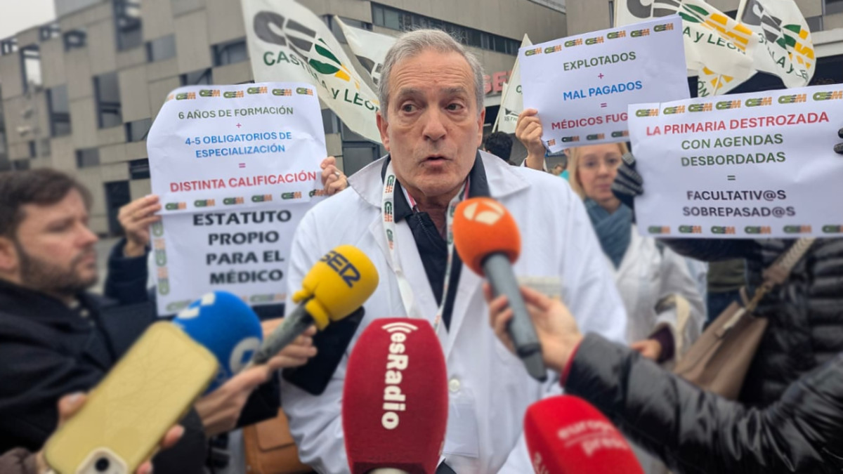 Imagen: Concentración de médicos frente a un centro sanitario de Valladolid sosteniendo pancartas contra el nuevo estatuto y en defensa de sus derechos laborales. Foto: esRadio Castilla y León / Autor: esRadio CyL.