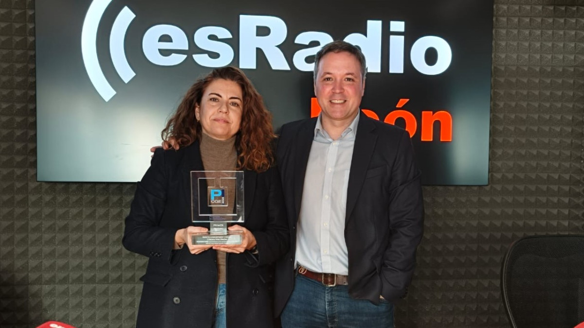 Imagen: Cristina Díez con el premio en sus manos, junto a Arturo Martínez durante la entrevista